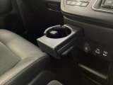 運転席からも助手席からも自由に使えるドリンクホルダー付。USBチャージャー搭載。スマートフォンなどの充電にとっても便利です。