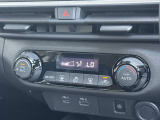 エアコンはオートエアコンです(*&rsquo;&omega;&rsquo;*)温度調節も細かくできるので車内を快適な温度にできますよ☆人気の装備です☆