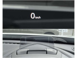 【頻繁に確認する項目】 車速度を確認する際にメーターを注視しよそ見をしてしまいますが、ヘッドアップディスプレイにメーターが投影されているのでよそ見の防止につながります。