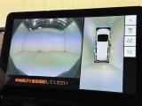 パノラミックビューモニターを装備。駐車場や交差点でクルマを真上から見るように周囲を確認できます。機能の詳細は販売店スタッフまでおたずねください。
