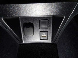 【USB給電】今では当たり前のUSB給電ソケットがついております。 スマホやデジカメなど出先や災害時の充電も可能です♪