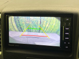 【バックカメラ】駐車時に後方がリアルタイム映像で確認できます。大型商業施設や立体駐車場での駐車時や、夜間のバック時に大活躍!運転スキルに関わらず、今や必須となった装備のひとつです!