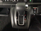オートマチックシフトレバーは、手になじみ操作しやすい形状で安全運転にもつながります♪