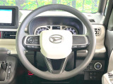 インテリアに合わせたデザインのステアリングは、運転される方のことも考え、運転しやすい形状、大きさです。是非一度、実際に触ってお確かめください。