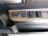 運転席から全ての窓の開閉ができます。ウィンドウロック機能はお子様のいたずら防止に有効です。