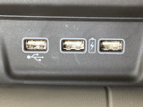 エアコン操作パネルの下に、スマートフォンなどの充電可能なUSB端子が2個、音源などの外部入力の可能なUSB端子が1個ついています。移動中に充電もできるので便利です。