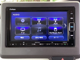 ナビ機能だけではありません。お持ちのスマートフォンと連携して、ナビやBluetoothでの音楽再生が可能です。デザインはもちろん、操作性も良好です。