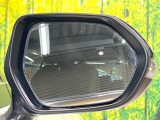 【ブラインドスポットモニター】走行中、ドアミラーの死角になりやすい箇所に後続車が接近するとサイドミラーのレンズに警告を表示!ドライバーに注意喚起をしてくれます。