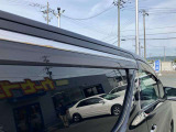サイドバイザー付きです!天候不良時も車内の換気が可能です!