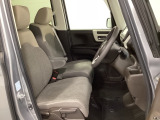 女性でも運転がしやすいように、シートの高さ調整機能(シートリフター)がついています。運転席と助手席の間が空いている為、助手席側への移動がスムーズです。交通量の多い道でも助手席側から乗り降りができます。