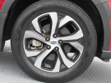 純正18インチアルミホイール。 タイヤサイズは225/60R18。納車時に弊社指定の新品タイヤ4本に交換いたします。