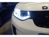 日中でも薄暗い場所や天気が悪いときに、オートヘッドランプが点灯していることで、他の車両や歩行者に自車の存在を知らせやすくなります。これが事故防止に寄与します。