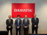 当社営業スタッフ左より細川・茨目・成田・重山です!よろしくお願いします。