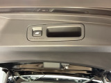 メモリー機能で、後ろが狭い駐車場でもスムーズに荷物を積めて、さらに背が低い人の手がムリなく届く高さで止めることも可能です。スマートキーやテールゲートのスイッチなどから、ラクに操作できます。