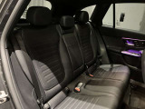 メルセデスのシートは少し硬めになっております。長時間の運転の際、適度な反発があることでお尻や腰の負担を減らす効果が御座います。
