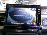 バックカメラの画像です。ガイドラインがスムースな車庫入れをサポートいたします。車庫入れの安心感がアップしますね。