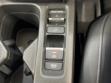スイッチ操作で簡単にパーキングブレーキを作動可能。さらに、停車時にブレーキを保持するブレーキホールド機能付きで、渋滞時や信号待ちでの運転負担を軽減します。