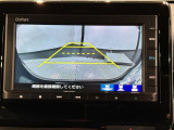 リバースギアに入れるだけで後方の表示へ切り替わります。夜間や雨の日の駐車も楽になりますよ。