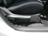 運転席シートには手動式のシートリフター機能が備わっています。