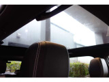 サンルーフは車の外観にもアクセントを加えることができます。特に大きなサンルーフやパノラマサンルーフ(全景タイプ)は、車のデザインにスタイリッシュな要素を追加し、車全体の高級感や魅力を引き立てます。