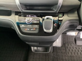 足元スッキリ、インパネシフトです。パーキングブレーキはフットブレーキタイプなので、運転席と助手席の間がスッキリしています。