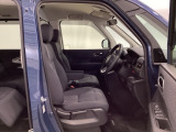 ウォークスルーが出来るセパレートシートの運転席は、シートハイトアジャスターが付いています。