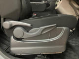 運転席シートリフターを装備しています★細かくドライビングポジションを設定できるので運転し易く、疲れにくいですね♪