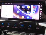 Apple CarPlay、Android Auto 対応。スマホを接続するとタッチスクリーン上でマップ、通話、メッセージ、ミュージックなどのアプリをスマホ同様に操作できるミラースクリーン機能搭載