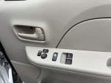 運転席ドアのパワーウインドウ操作スイッチと電格ドアミラーのリモコンスイッチです。狭い駐車場やすれ違い時にドアミラーが遠隔操作で格納できると大変便利です。