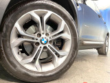 ●純正18インチアルミホイール:輸入車ならではの卓越した走りを支えるホイールと足回りです!日本車の走りに慣れている方にもぜひ体感して頂きたいほど、高いレベルでまとまっています!