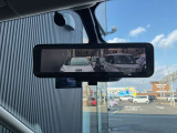 スマートルームミラーは、車両後方のカメラ映像をミラー面に映し出すので、同乗者や積み荷などの車内状況や、天候などに影響されずいつでもクリアな後方視界が得られます。