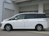 純正アルミで全体的にデザインがまとまっています。車も人も、オシャレはまずは足元からですね。