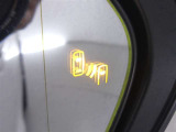 隣車線を走る車両をレーダーで検知し、ドアミラーでは確認しにくい後側方エリアに存在する車両に加え、急接近してくる車両も検知します。車両を検知するとドアミラーに搭載されたLEDインジケーターが点灯します。