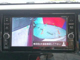 【アラウンドビューモニター】空から見下ろすような視点で、スムースな駐車と安全確認をサポートします。
