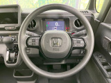 インテリアに合わせたデザインのステアリングは、運転される方のことも考え、運転しやすい形状、大きさです。是非一度、実際に触ってお確かめください。