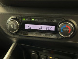 【オートエアコン】一度お好みの温度に設定すれば、車内の温度を検知し風量や温度を自動で調整。暑い&hellip;寒い&hellip;と何度もスイッチ操作をする必要はありません。快適な車内空間には必須の機能ですね♪