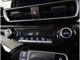 左右独立温度コントロールフルオートエアコンです。運転席、助手席それぞれで独立して温度設定ができます。冷え性の方が乗っても安心ですね♪