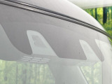 【スズキ セーフティサポート】走行中に前方の車両等を認識し、衝突しそうな時は警報とブレーキで衝突回避と被害軽減をアシスト。より安全にドライブをお楽しみいただけます。