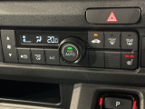 運転席側にはシートヒーターが付いています!寒い日に便利な装備ですね。