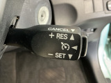 アクセルから足を離しても設定したスピードを保ち走行し、高速道路での疲労軽減に役立つクルーズコントロール付きです!
