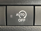 【アイドリングストップ】赤信号や渋滞で停車した際にエンジンを停止し、無駄な燃料の消費を抑えます。燃費向上や環境保護につなげる機能♪エンジンはブレーキを離せば再始動します。