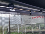 後席には、日射しのさしこみをやわらげてくれるロールサンシェイドが付いています。