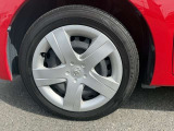 純正ホイール。デザインが素敵ですね。お車全体のイメージ変わりますね。タイヤサイズは 175/60R16 です。