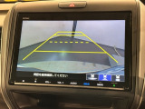 リバースギアに入れるだけで後方の表示へ切り替わります。夜間や雨の日の駐車も楽になりますよ。