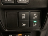 Hondaセンシング用の、VSA(ABS+TCS+横滑り抑制)解除と路外逸脱抑制機能のオンオフスイッチなどはハンドルの右側に装備しています。