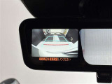 車庫入れもお任せのバックカメラが付いて、後方確認もラクラク♪安全に車庫入れも可能です。便利な機能ですが、バックカメラを過信せず、目視もお忘れなく。
