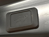 【パワーバックドア】スマートキーや運転席のボタンを押すだけでリアゲートが自動で開閉します!荷物を持っている時や、高い位置にあるバックドアを閉める際に便利な機能です♪