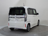 プライバシーガラスが装備されています。外を見るときには気にならずに、後方車両からは車内が見えにくい設計です、周りを気にせず、快適に運転できますよ。
