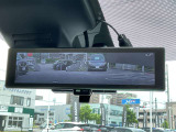 【スマートルームミラー】バックドアについてますカメラと連動して、後方の映像がルームミラーに映ります。