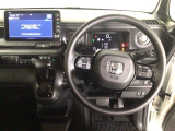 【ハンドル】運転にかかわる様々な操作を安全に行えるように視点移動が少なく操作性に配慮されたスイッチ類が凝縮されたコックピットです。